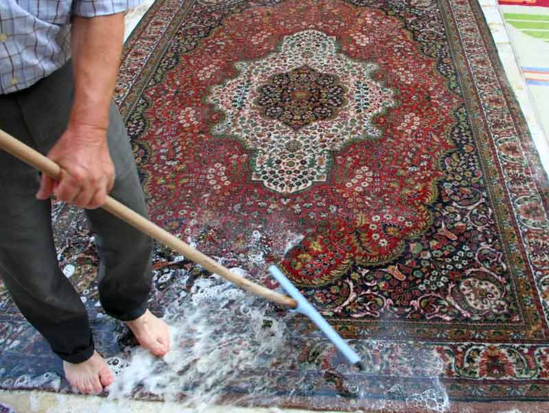 Nettoyage de tapis - GAZAUTAPIS en Bretagne et Île-de-France : Dépoussiérage, déssablage et nettoyage de tapis et tapisseries anciens. Rénovation de tapis après les dégâts des animaux, mites ...  GAZAUTAPIS