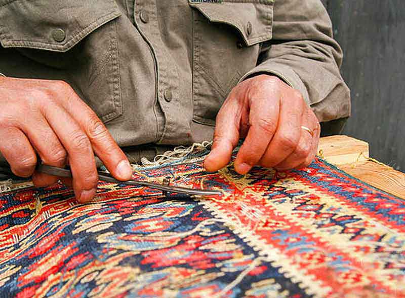 GAZAUTAPIS : Nettoyage, réparation, restauration de tapis en Bretagne et Île-de-France : Profitez de notre expertise en nettoyage et restauration de tapis anciens près de chez vous, en Bretagne et Île-de-France. Nos équipes se déplacent pour redonner vie à vos textiles les plus précieux : dépoussiérage / dessablage et nettoyage de tapis. Restauration de tapis et tapisserie, réparation de lisières, franges. Relainage. Création de teinte, ravivement des couleurs, traitement des trames, GAZAUTAPIS