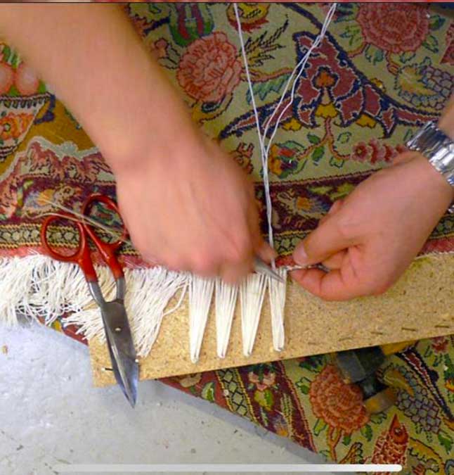 Réparation tapis et tapisserie - GAZAUTAPIS en Bretagne et Île-de-France : Réparation restauration de tapis et tapisserie : réparation des lisières, restauration des franges de tapis, traitement des trames, resserrage des nœuds de tapis, en Bretagne et Île-de-France.  GAZAUTAPIS est à votre service !