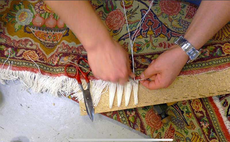 Réparation tapis et tapisserie - GAZAUTAPIS en Bretagne et Île-de-France : Réparation restauration de tapis et tapisserie : réparation des lisières, restauration des franges de tapis, traitement des trames, resserrage des nœuds de tapis, en Bretagne et Île-de-France.  GAZAUTAPIS est à votre service !