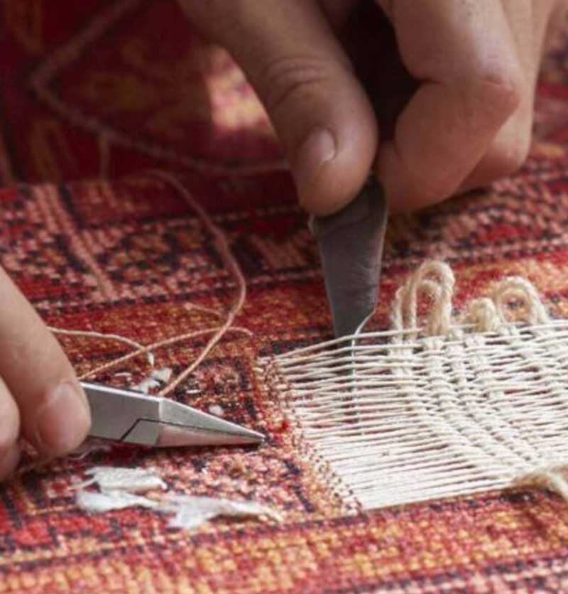 Réparation tapis et tapisserie - GAZAUTAPIS en Bretagne et Île-de-France : Réparation restauration de tapis et tapisserie : réparation des lisières, restauration des franges de tapis, traitement des trames, resserrage des nœuds de tapis, en Bretagne et Île-de-France.  GAZAUTAPIS est à votre service !