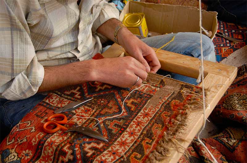 GAZAUTAPIS : Nettoyage, réparation, restauration de tapis en Bretagne et Île-de-France : Profitez de notre expertise en nettoyage et restauration de tapis anciens près de chez vous, en Bretagne et Île-de-France. Nos équipes se déplacent pour redonner vie à vos textiles les plus précieux : dépoussiérage / dessablage et nettoyage de tapis. Restauration de tapis et tapisserie, réparation de lisières, franges. Relainage. Création de teinte, ravivement des couleurs, traitement des trames, GAZAUTAPIS