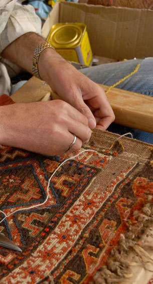 GAZAUTAPIS : Nettoyage, réparation, restauration de tapis en Bretagne et Île-de-France : Profitez de notre expertise en nettoyage et restauration de tapis anciens près de chez vous, en Bretagne et Île-de-France. Nos équipes se déplacent pour redonner vie à vos textiles les plus précieux : dépoussiérage / dessablage et nettoyage de tapis. Restauration de tapis et tapisserie, réparation de lisières, franges. Relainage. Création de teinte, ravivement des couleurs, traitement des trames, GAZAUTAPIS